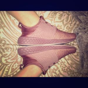 ROSE GOLD FRESH FOAM NEW BALANCES BARELY WORN!